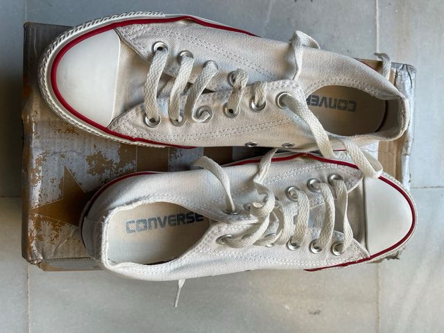 Zapatillas “ Converse “ blancas (37)