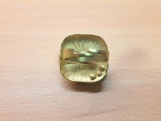 Anello color oro con pietre - bigiotteria
