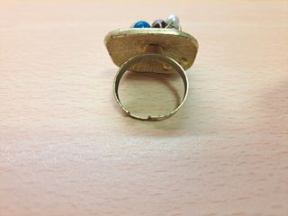 Anello color oro con pietre - bigiotteria