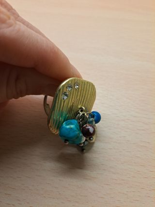 Anello color oro con pietre - bigiotteria