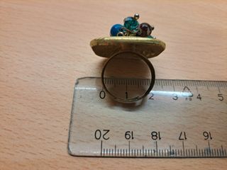 Anello color oro con pietre - bigiotteria