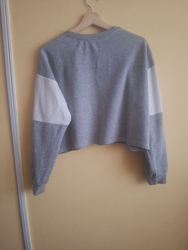 Maglione grigio con riga bianca