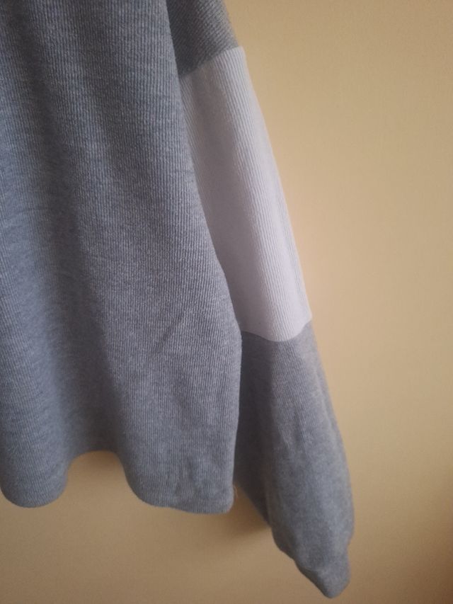 Maglione grigio con riga bianca