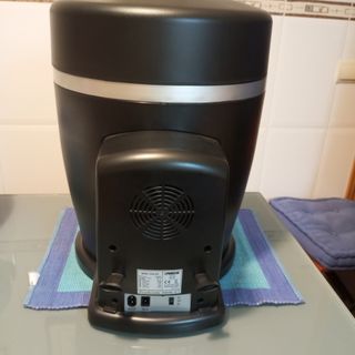 Enfriador y barriles de cerveza 