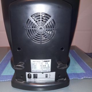 Enfriador y barriles de cerveza 