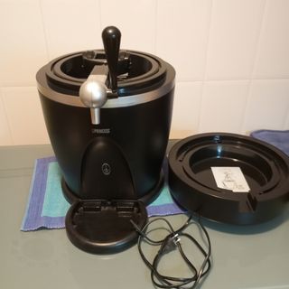 Enfriador y barriles de cerveza 
