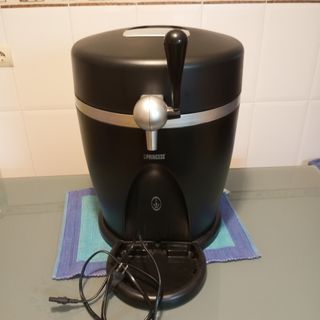 Enfriador y barriles de cerveza 