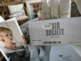 Peluca sin estrenar y productos para su cuidado
