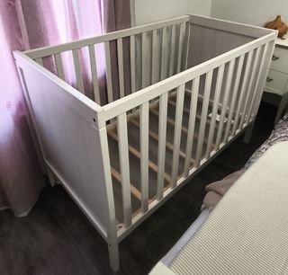 Cuna bebé , colchón, cojines protectores y móvil 