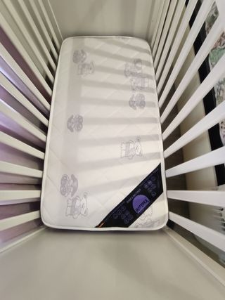 Cuna bebé , colchón, cojines protectores y móvil 