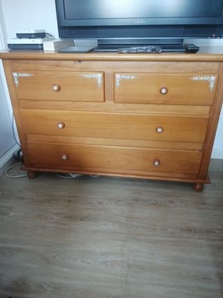 Dos mesillas y cómoda de noche de pino con cajone