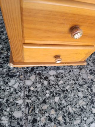 Dos mesillas y cómoda de noche de pino con cajone