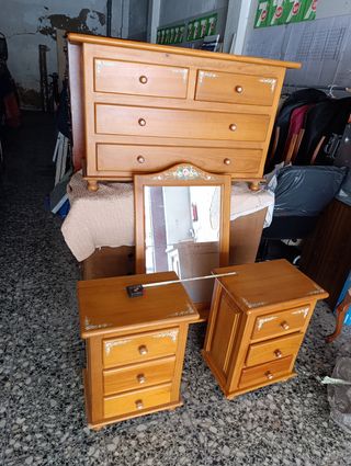 Dos mesillas y cómoda de noche de pino con cajone