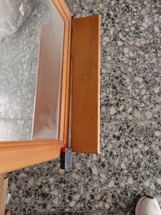 Dos mesillas y cómoda de noche de pino con cajone