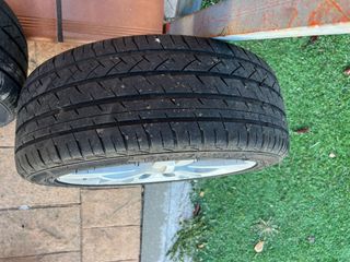 4 ruedas dos delanteras y dos traseras