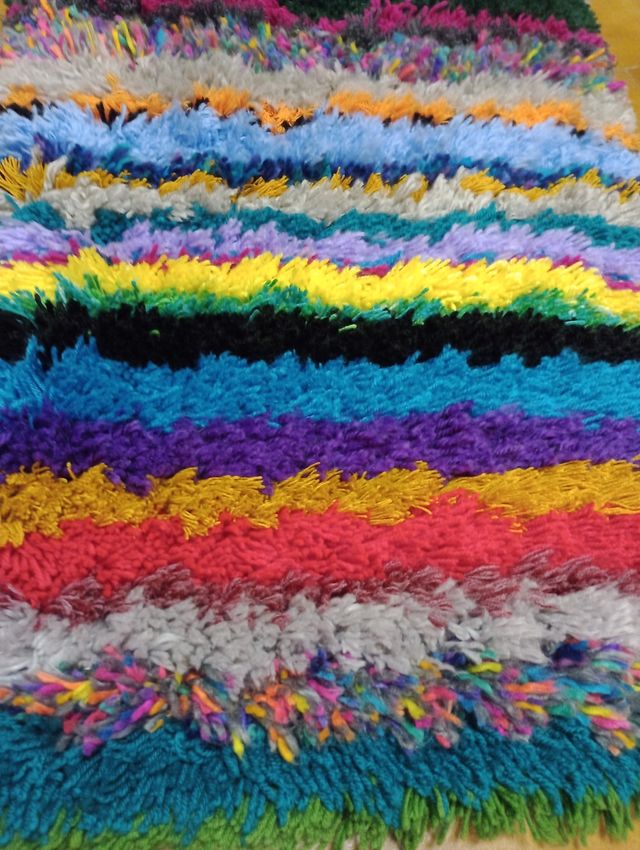 Tappeto fatto a mano con tecnica latch hook