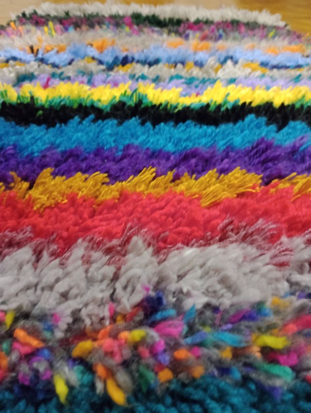 Tappeto fatto a mano con tecnica latch hook