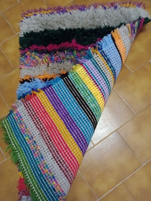 Tappeto fatto a mano con tecnica latch hook