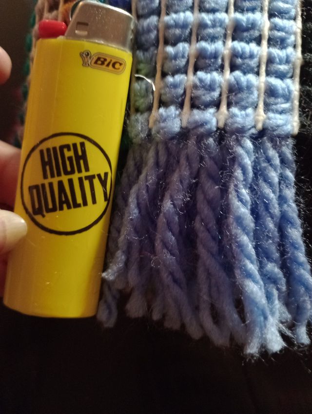 Tappeto fatto a mano con tecnica latch hook