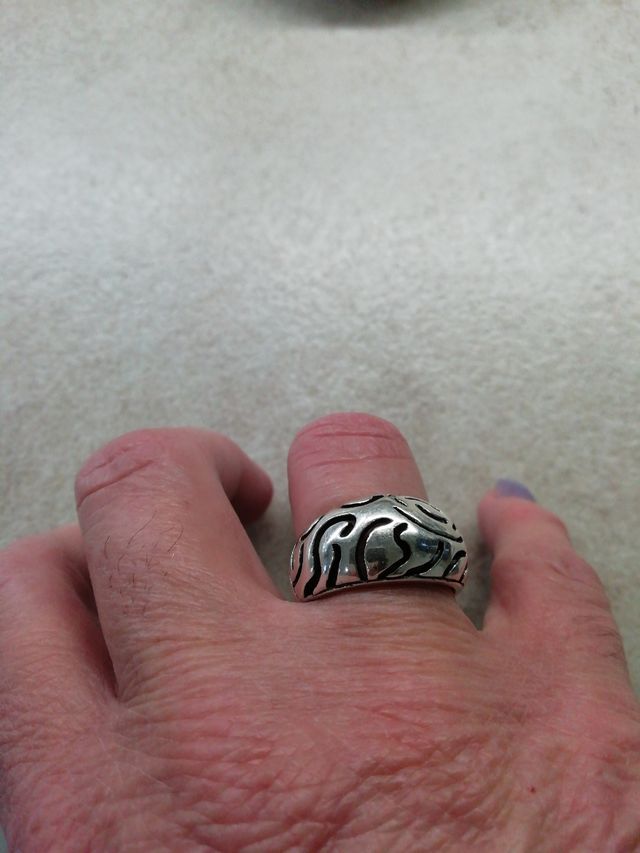 Anello d'argento con disegni 