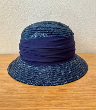 Cappello blu con fiore