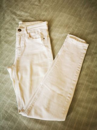 Pantalón pitillo blanco Stradivarius T. 36