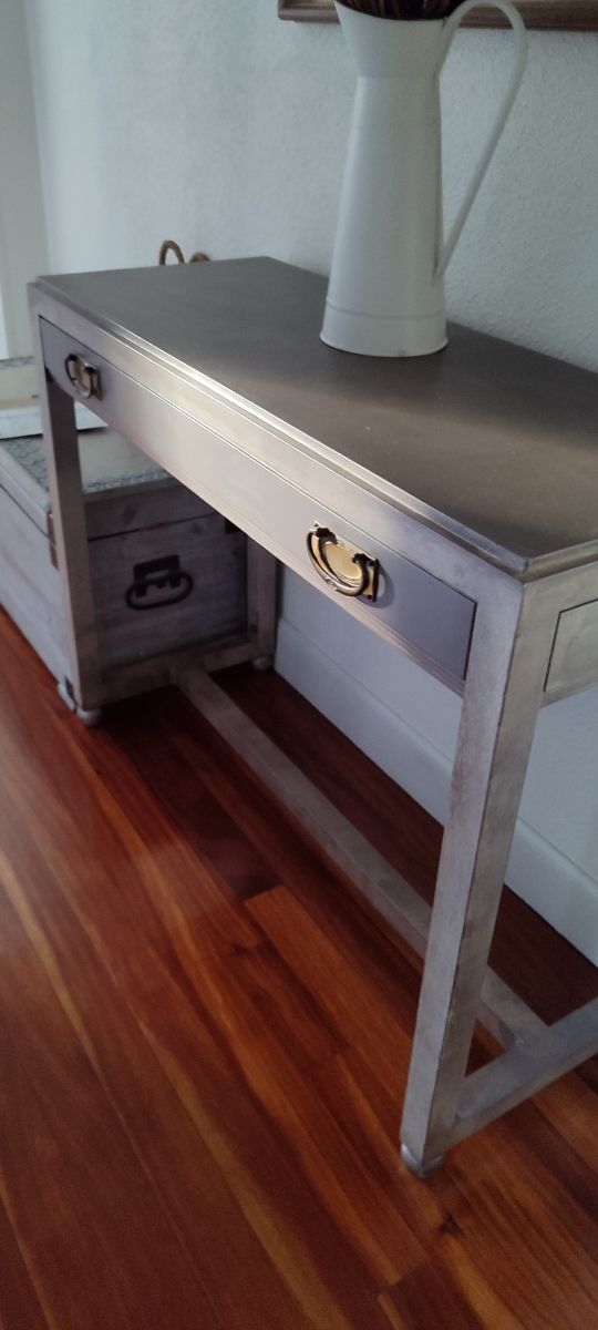 Mesa consola entrada buena calidad.