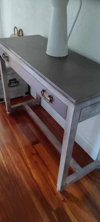 Mesa consola entrada buena calidad.