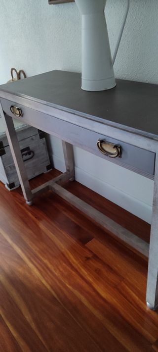 Mesa consola entrada buena calidad.