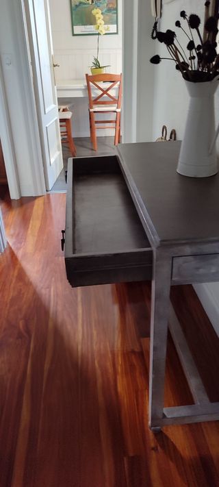 Mesa consola entrada buena calidad.