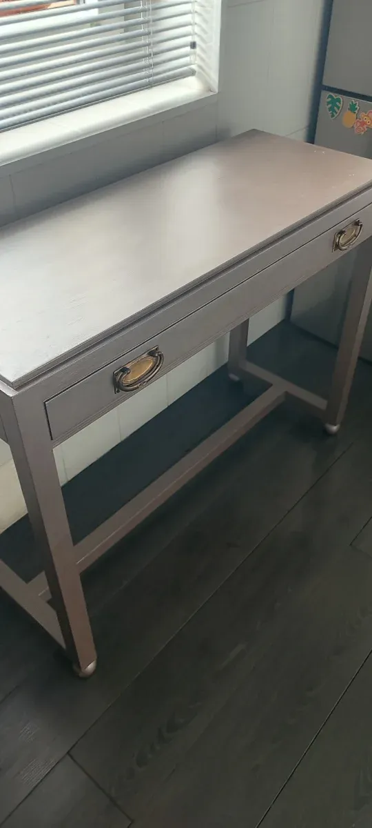 Mesa consola entrada buena calidad.