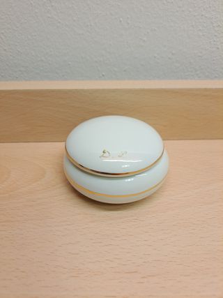 Piccolo portagioie / contenitore in porcellana