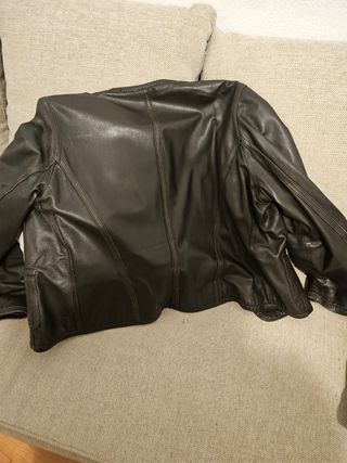 Cazadora de cuero Cortefiel.