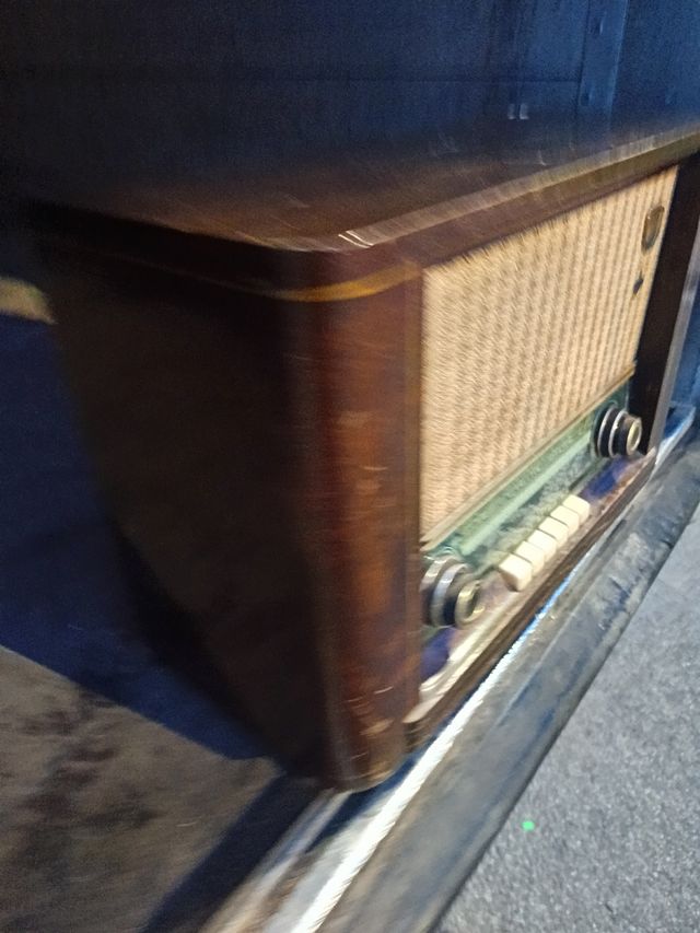 Radio mui antiguo estado bueno 