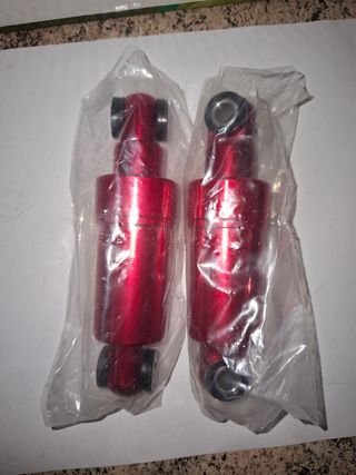Suspension trasera roja patinete.