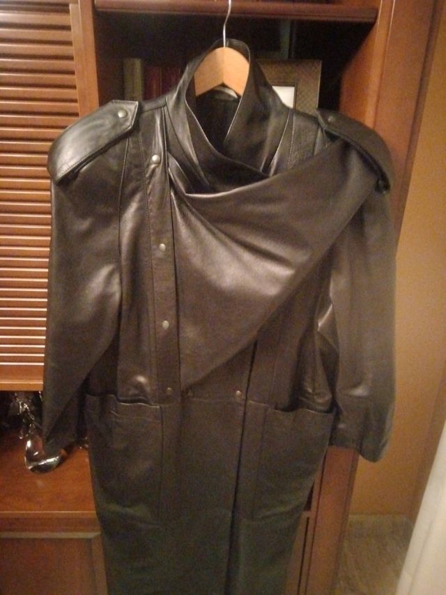 Abrigo de cuero negro