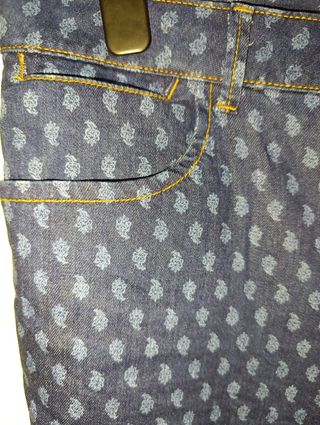 Pantalón vaquero recto estampado mujer