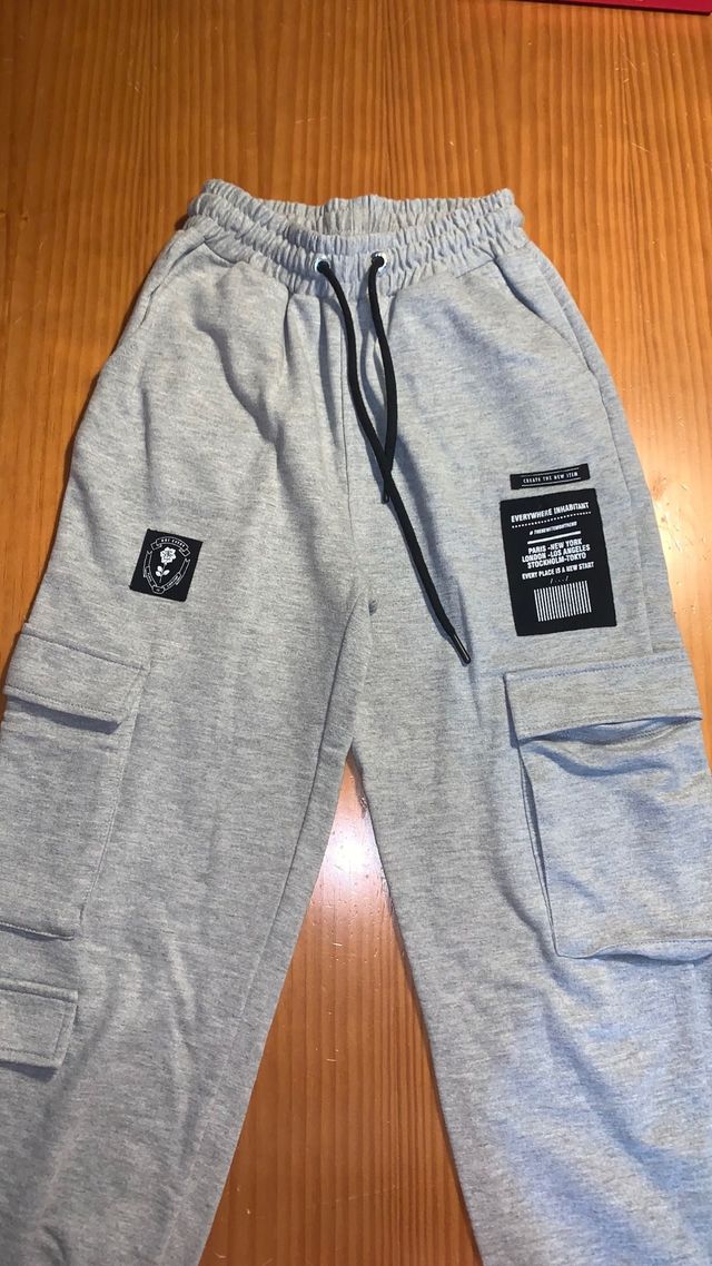 Pantalón chandal ancho gris
