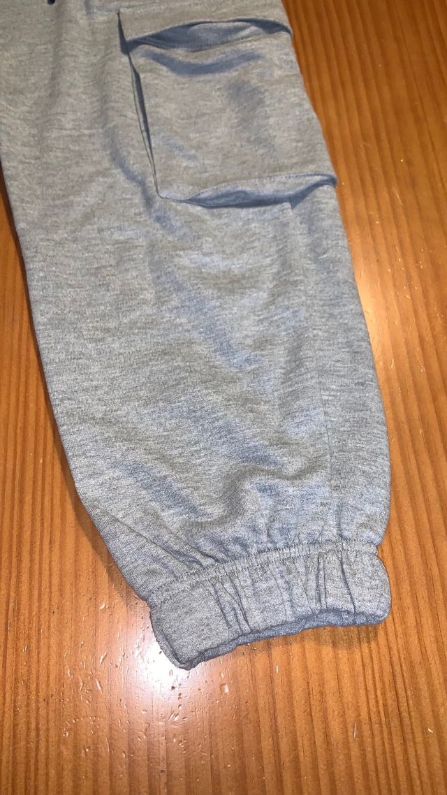 Pantalón chandal ancho gris
