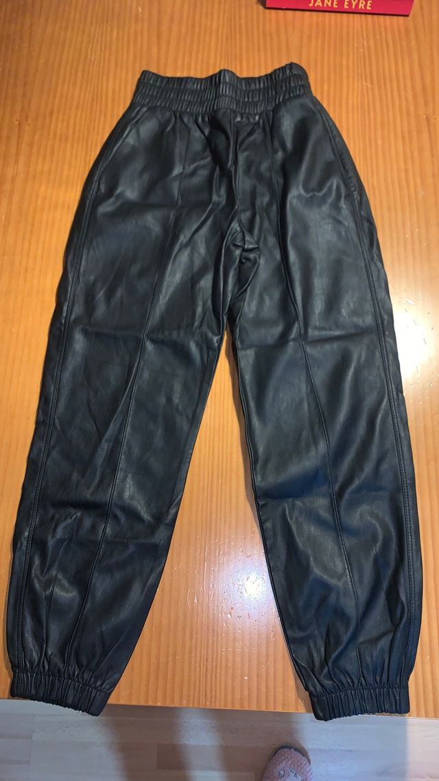 Pantalón ancho de cuero