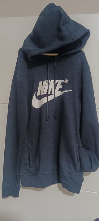 Sudadera Nike con capucha y bolsillos