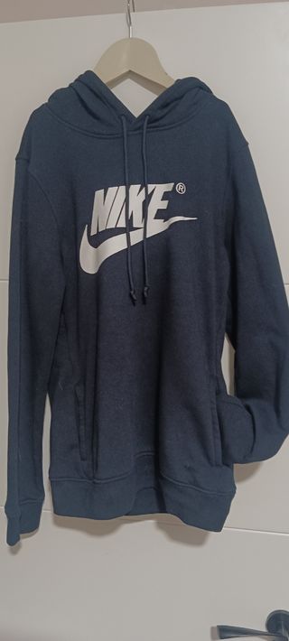 Sudadera Nike con capucha y bolsillos