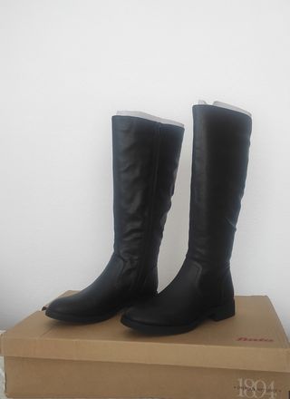 Botas altas Bata. Nuevas.