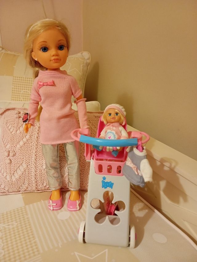 Nancy de compras con su hermanita