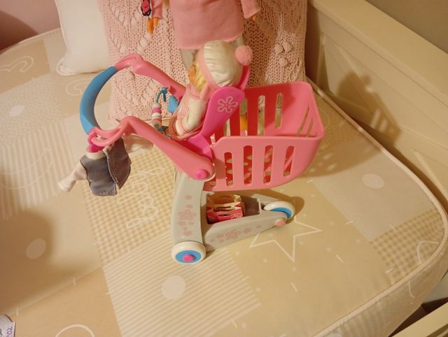 Nancy de compras con su hermanita