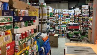 Vendita di una collezione lattine di birra vuote