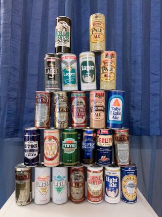 Vendita di una collezione lattine di birra vuote