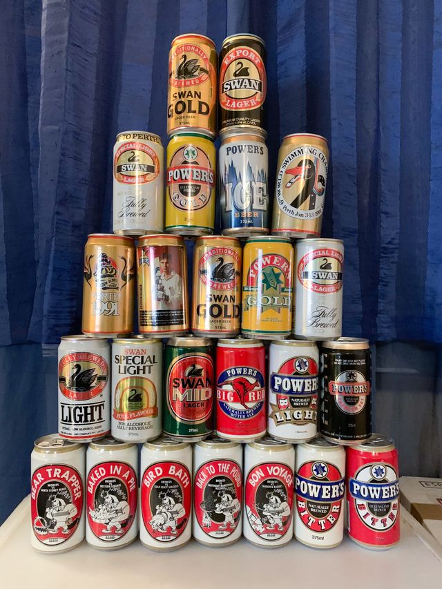 Vendita di una collezione lattine di birra vuote