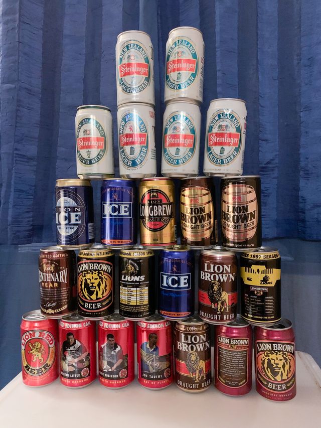 Vendita di una collezione lattine di birra vuote