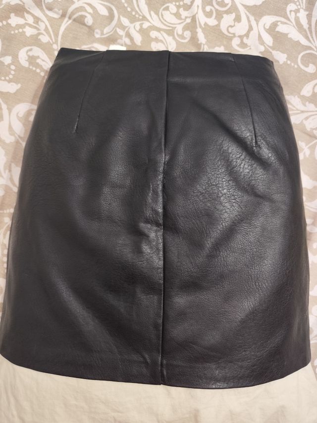 Minifalda polipiel Stradivarius T36